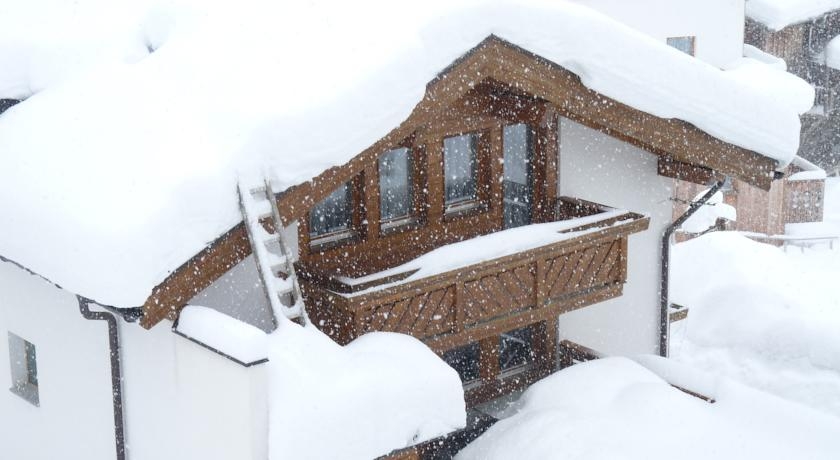 Imagen de los exteriores del Hotel Chasa Piz Mez Di. Foto 5