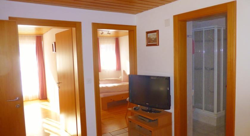 Imagen de la habitación del Hotel Chasa Piz Mez Di. Foto 2