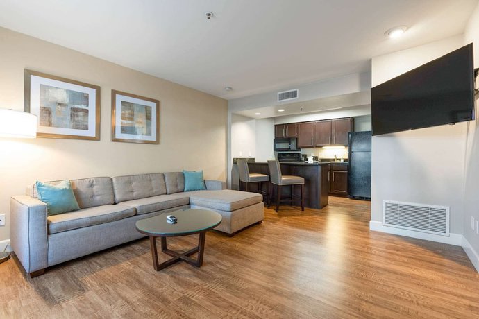Imagen de la habitación del Hotel Chase Suites Brea-fullerton. Foto 6