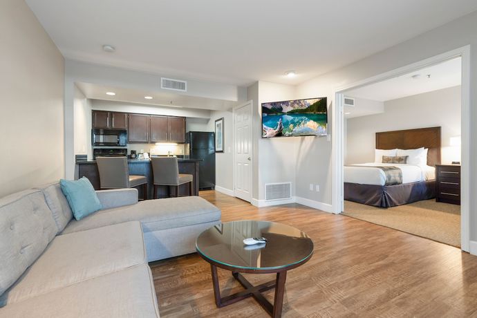 Imagen de la habitación del Hotel Chase Suites Brea-fullerton. Foto 9