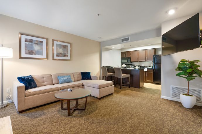 Imagen de la habitación del Hotel Chase Suites Brea-fullerton. Foto 16
