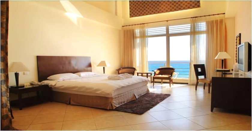 Imagen de la habitación del Hotel Chateau Beach Resort. Foto 7