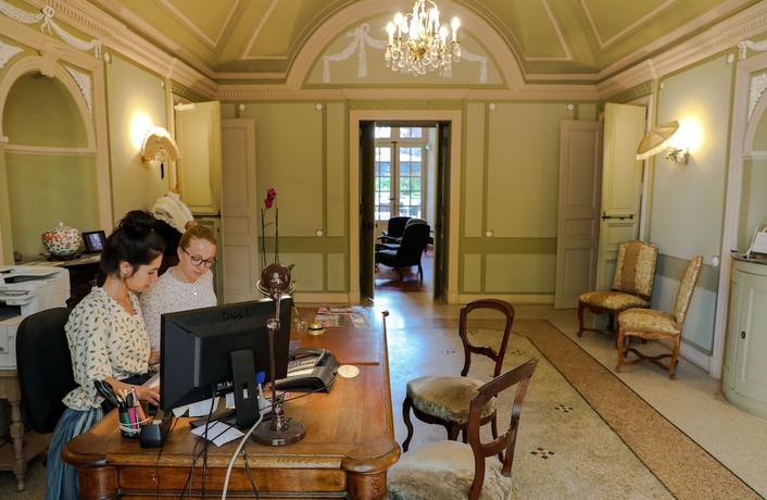 Imagen de los interiores del Hotel Chateau De Roussan. Foto 17