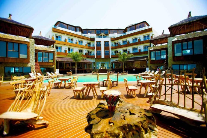 Imagen de la piscina del Hotel Chateau Eden El Rouh. Foto 9