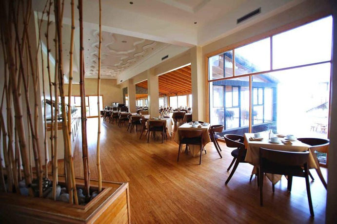 Imagen del bar/restaurante del Hotel Chateau Eden El Rouh. Foto 2