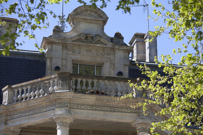 Imagen de los exteriores del Hotel Chateau Grattequina. Foto 12