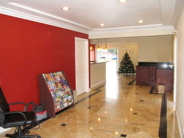 Imagen de los interiores del Hotel Chateau Inn and Suites. Foto 16