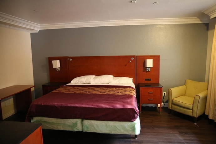 Imagen de la habitación del Hotel Chateau Inn and Suites. Foto 10