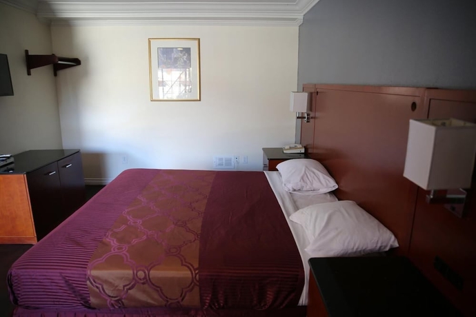 Imagen de la habitación del Hotel Chateau Inn and Suites. Foto 15