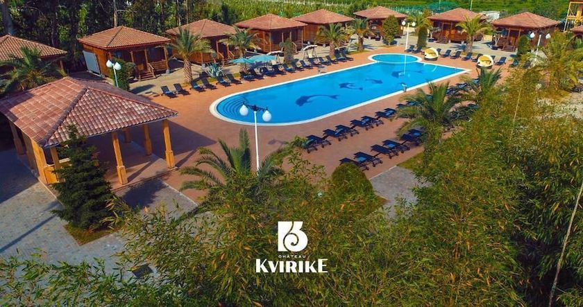 Imagen de la piscina del Hotel Chateau Kvirike. Foto 15