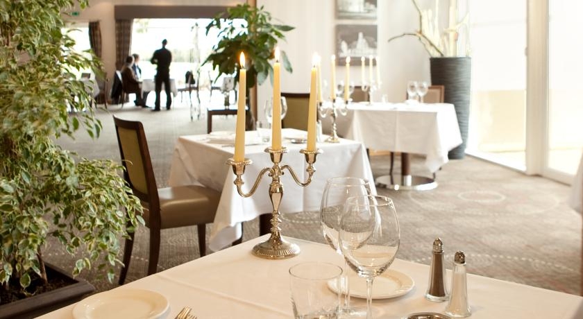 Imagen del bar/restaurante del Hotel Chateau Saint Just. Foto 2