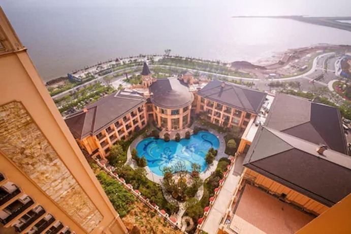 Imagen general del Hotel Chateau Star River Qing Dao. Foto 2