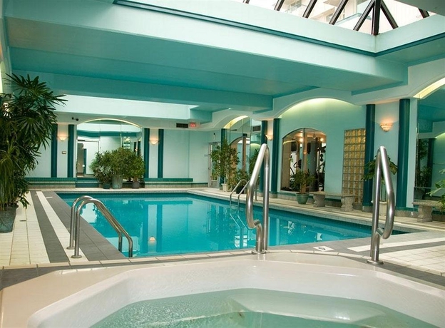 Imagen de la piscina del Hotel Chateau Victoria and Suites. Foto 12