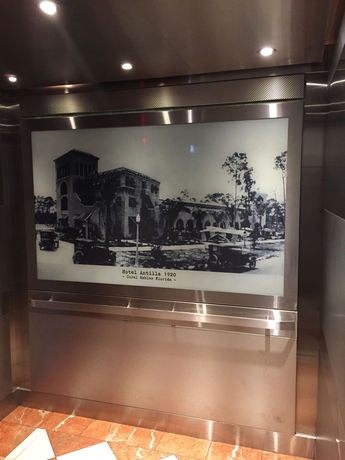 Imagen de los interiores del Hotel Chateaubleau. Foto 13