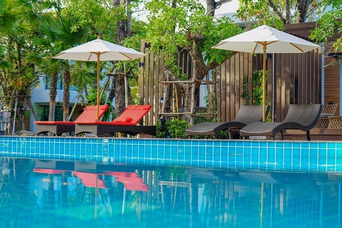 Imagen de la piscina del Hotel Chatnipa Beach Resort By Morseng. Foto 17