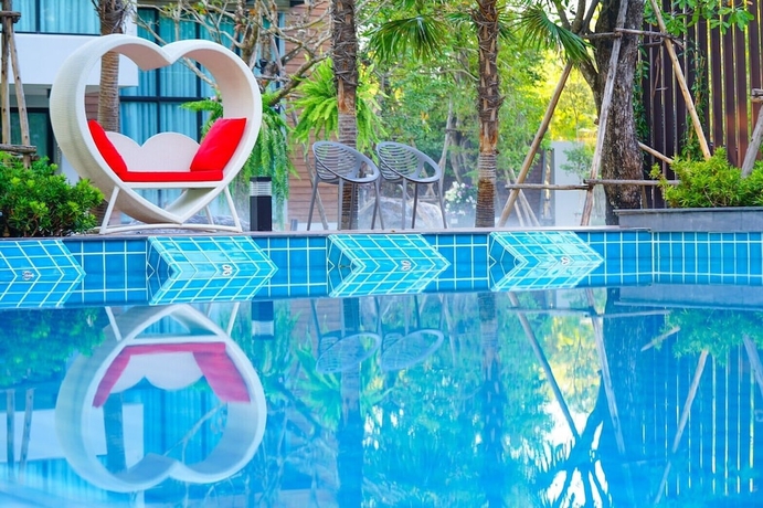 Imagen de la piscina del Hotel Chatnipa Beach Resort By Morseng. Foto 18
