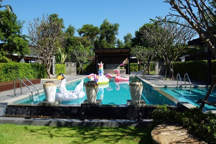 Imagen de la piscina del Hotel Chatnipa Beach Resort By Morseng. Foto 19