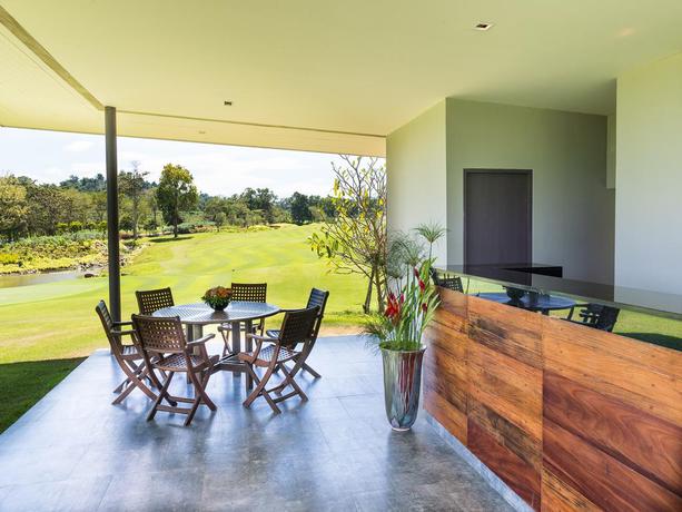 Imagen del bar/restaurante del Hotel Chatrium Golf Resort Soi Dao Chanthaburi. Foto 4