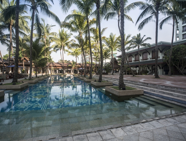 Imagen de la piscina del Hotel Chatrium Royal Lake Yangon. Foto 12