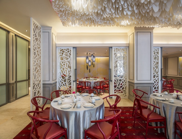 Imagen del bar/restaurante del Hotel Chatrium Royal Lake Yangon. Foto 3