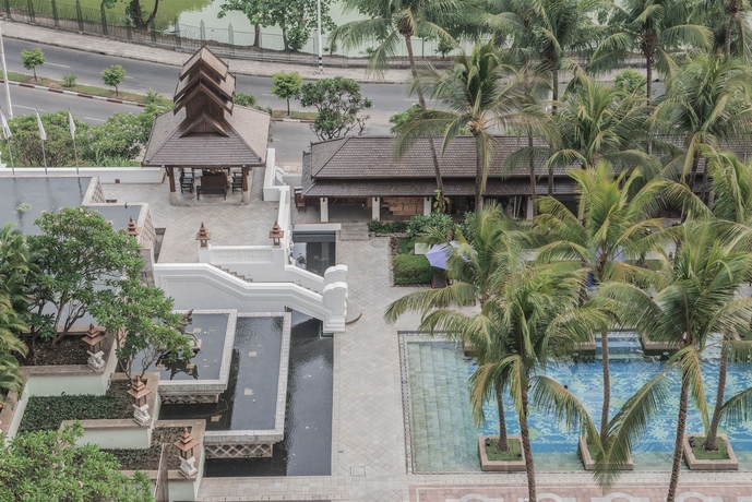 Imagen de la piscina del Hotel Chatrium Royal Lake Yangon. Foto 13