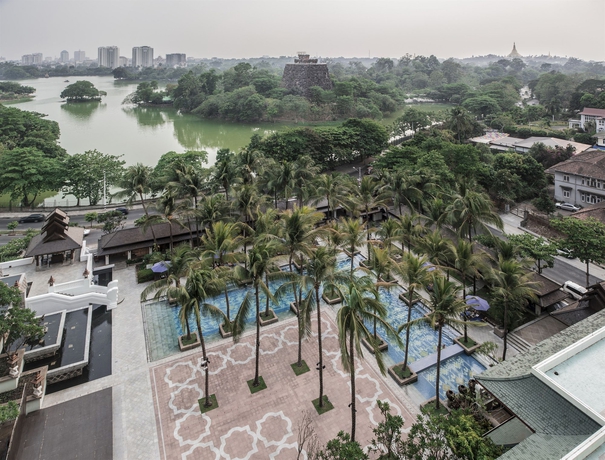 Imagen de la piscina del Hotel Chatrium Royal Lake Yangon. Foto 15
