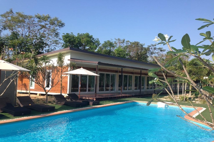 Imagen de la piscina del Hotel Check In and Chill Out Laem Sok Pier. Foto 16