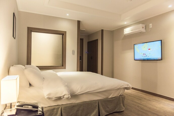 Imagen de la habitación del Hotel Check Inn Jeju. Foto 14