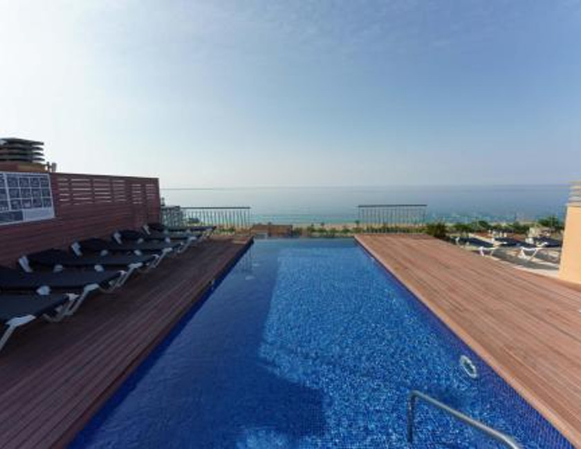 Imagen de la piscina del Hotel Checkin Catalonia. Foto 10