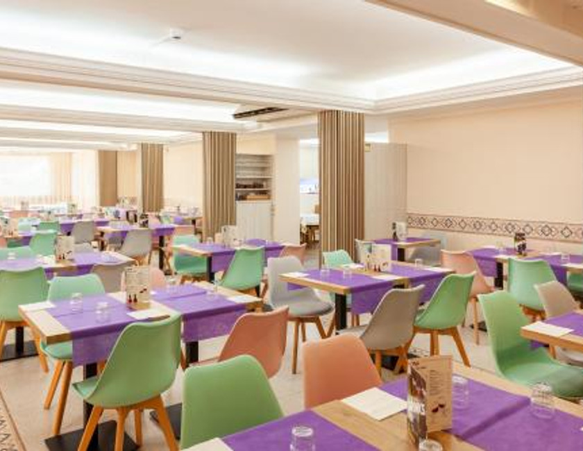 Imagen del bar/restaurante del Hotel Checkin Catalonia. Foto 2