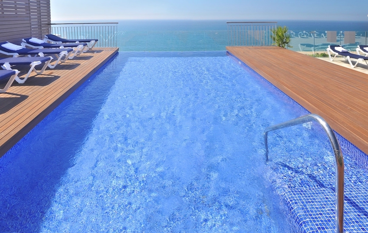 Imagen de la piscina del Hotel Checkin Catalonia. Foto 17