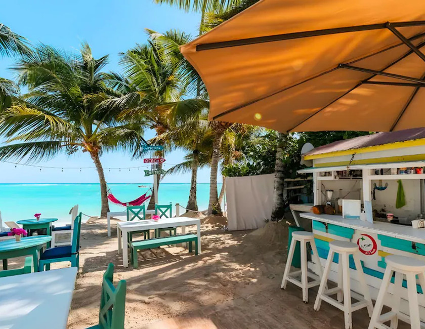 Imagen del bar/restaurante del Hotel Checkin El Cortecito Beach. Foto 2