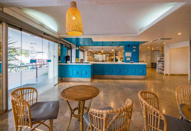 Imagen del bar/restaurante del Hotel Checkin Garbí. Foto 3