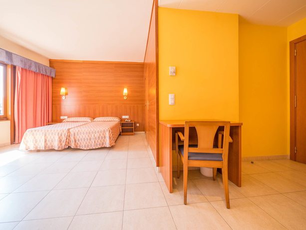 Imagen de la habitación del Hotel Checkin Montpalau. Foto 5