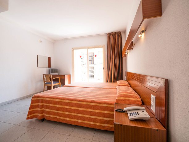 Imagen de la habitación del Hotel Checkin Montpalau. Foto 6