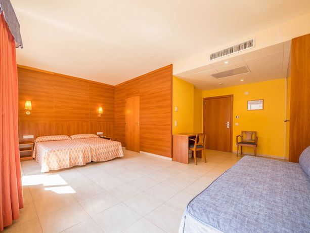 Imagen de la habitación del Hotel Checkin Montpalau. Foto 7