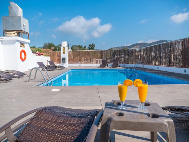 Imagen de la piscina del Hotel Checkin Montpalau. Foto 9