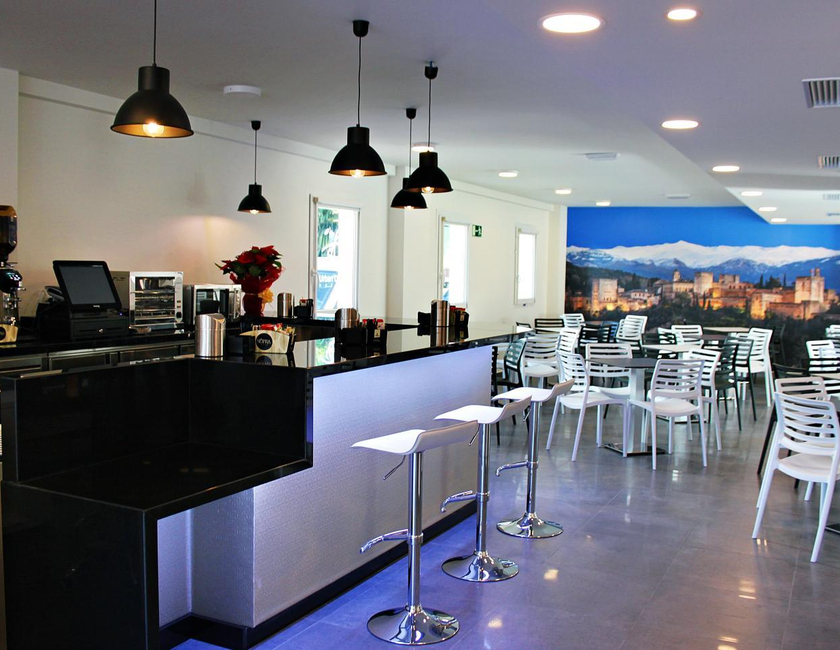 Imagen del bar/restaurante del Hotel Checkin Urban Nevada. Foto 2