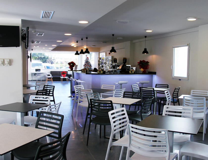 Imagen del bar/restaurante del Hotel Checkin Urban Nevada. Foto 3