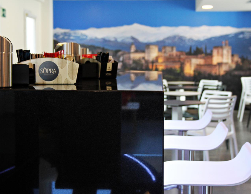 Imagen del bar/restaurante del Hotel Checkin Urban Nevada. Foto 5