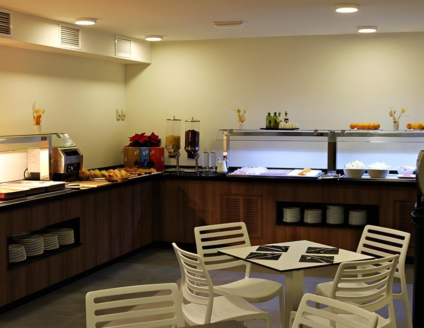 Imagen del bar/restaurante del Hotel Checkin Urban Nevada. Foto 9