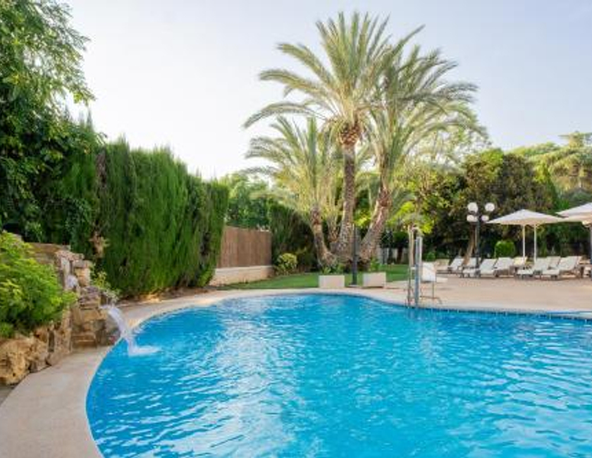 Imagen de la piscina del Hotel Checkin Valencia Ciscar. Foto 32
