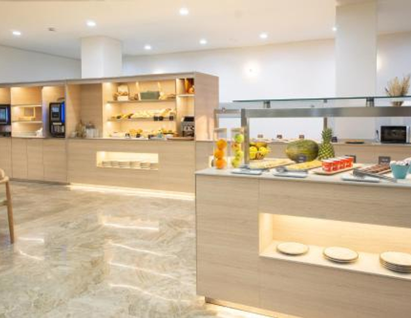 Imagen del bar/restaurante del Hotel Checkin Valencia Ciscar. Foto 5