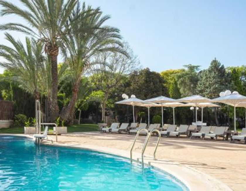 Imagen de la piscina del Hotel Checkin Valencia Ciscar. Foto 33