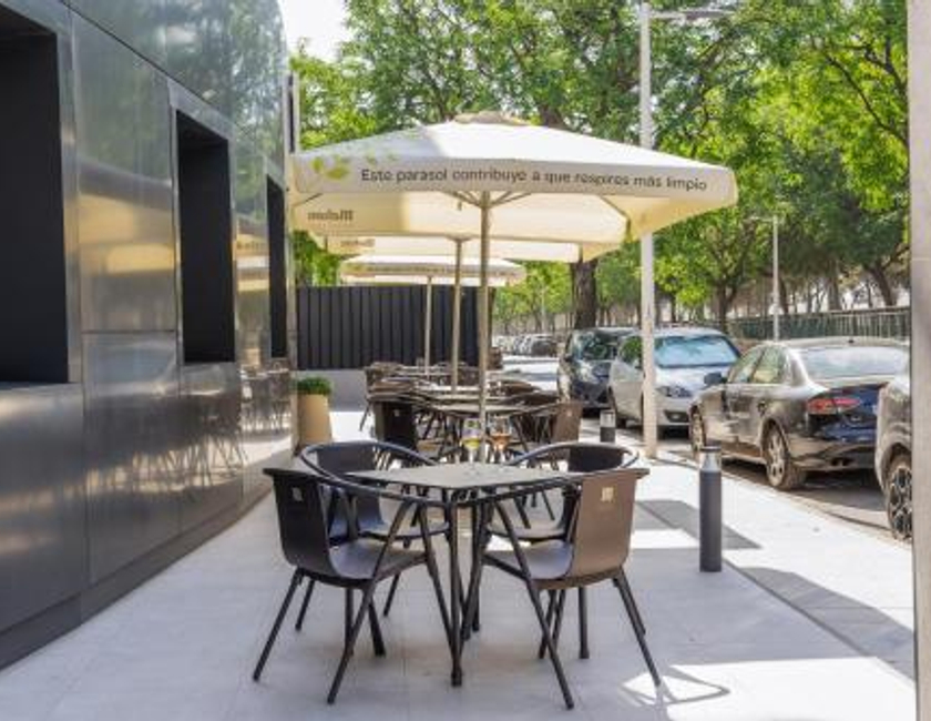Imagen del bar/restaurante del Hotel Checkin Valencia Ciscar. Foto 6