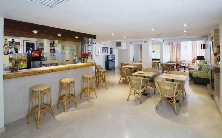 Imagen del bar/restaurante del Hotel Cheerfulway Valmangude Jardim. Foto 4