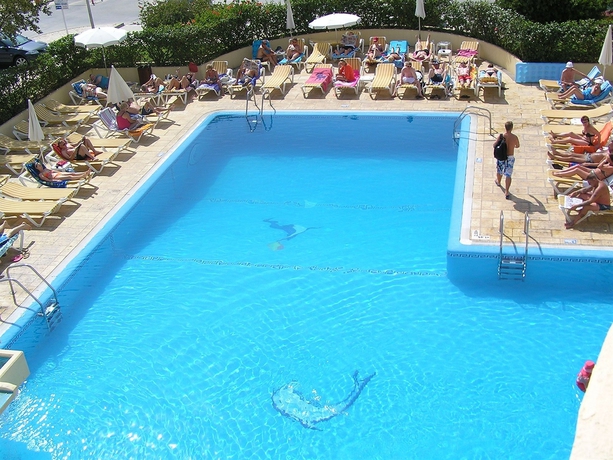 Imagen de la piscina del Hotel Cheerfulway Villa Alba. Foto 11