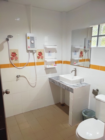 Imagen de la habitación del Hotel Cheeva Beach Resort. Foto 17