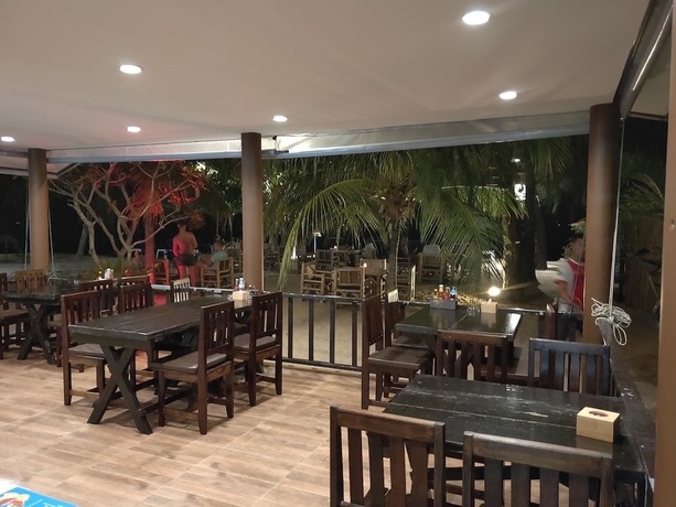 Imagen del bar/restaurante del Hotel Cheeva Beach Resort. Foto 2