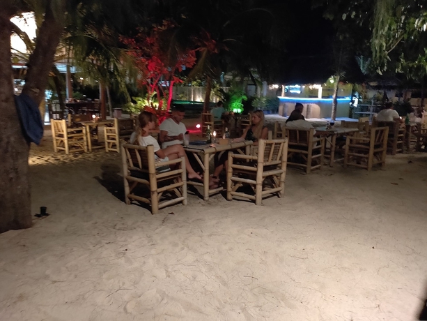 Imagen del bar/restaurante del Hotel Cheeva Beach Resort. Foto 3